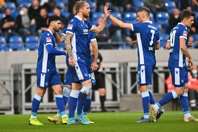 Die Spieler des KSC jubeln über den Treffer zum 1:0 im Spiel gegen den FC Basel. FC Basel