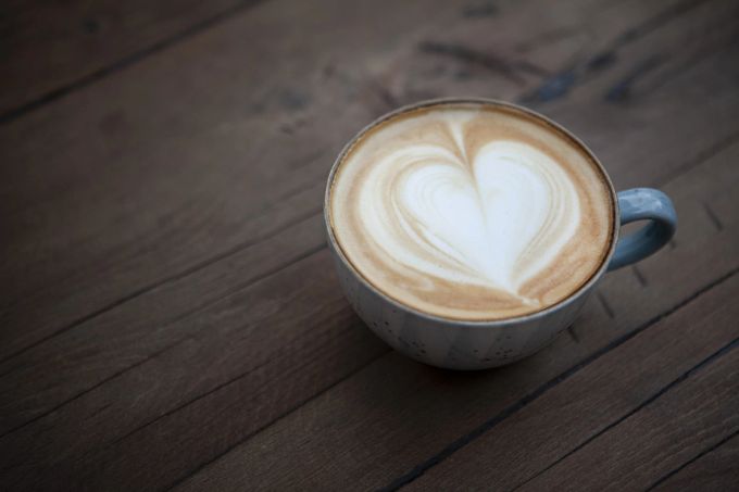 In bestimmten Situationen können sogar Herzchensymbole im Cappuccino zu viel sein. Cappuccino Tasse Holz Herz