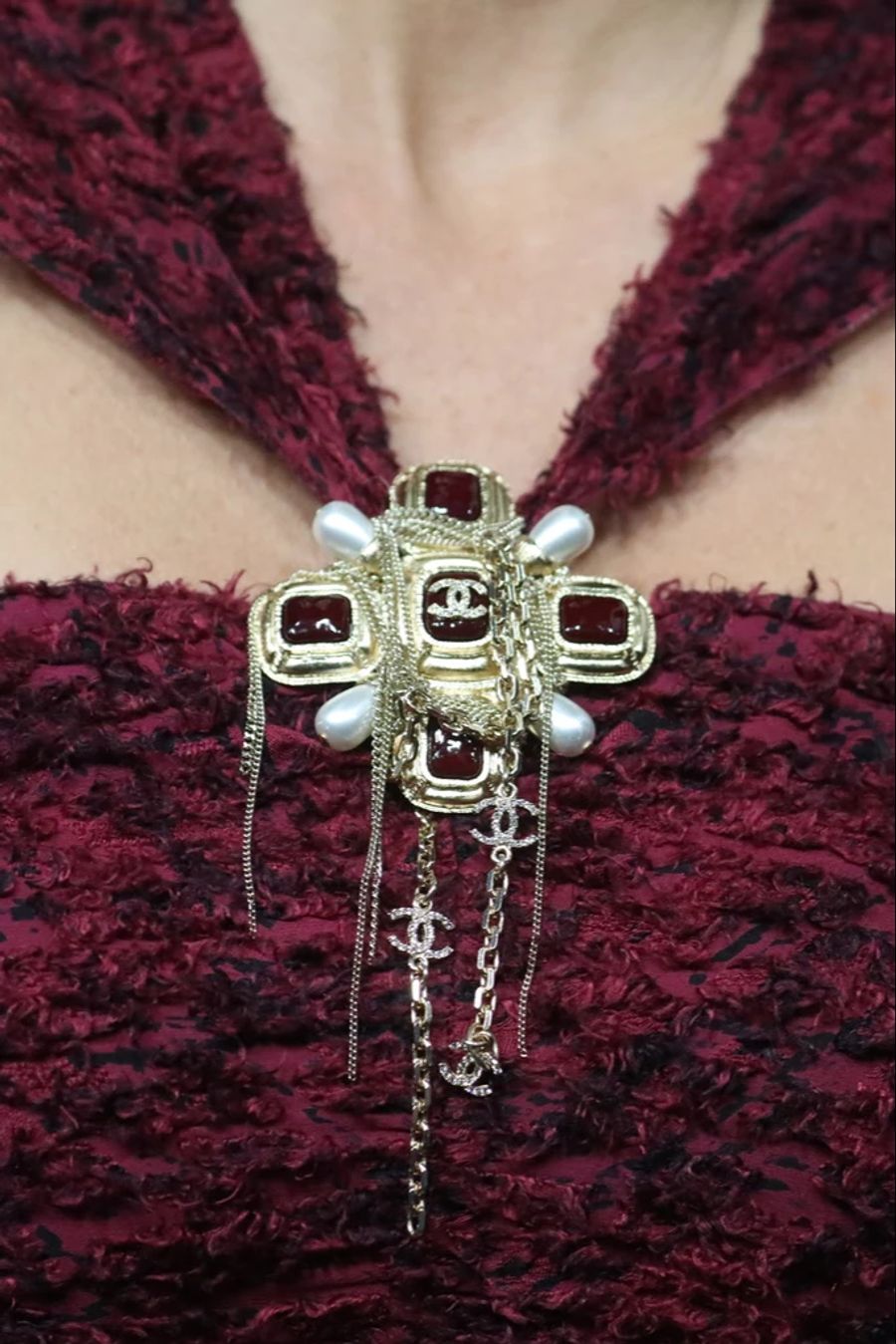 Der Chanel-Schmuck am Kleid sorgt für einen Wow-Effekt.