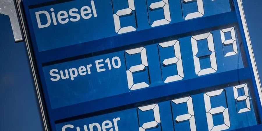 Die Spritpreise für Diesel und Benzin sind an einer Tankstelle angezeigt. Foto: Michael Kappeler/dpa