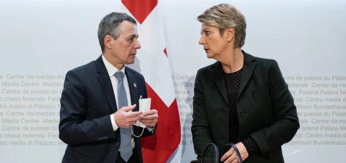 Die FDP-Bundesräte sprechen nicht immer die gleiche Sprache: Bundespräsident Ignazio Cassis und Justizministerin Karin Keller Sutter beim Verlassen einer Medienkonferenz über den Ukraine-Krieg, am Montag, 28. Februar 2022, in Bern. Ignazio Cassis Karin Keller-Sutter