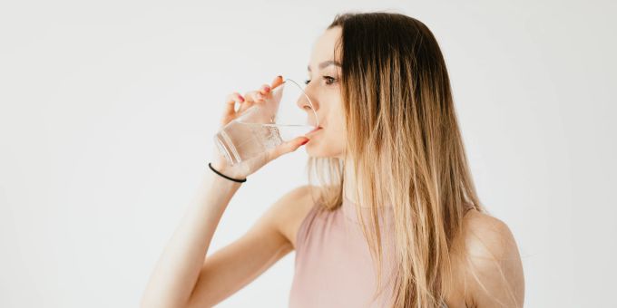 Ein Reddit-Nutzer ärgert sich über den geizigen Chef. Denn für Wasser muss bezahlt werden. Wasser