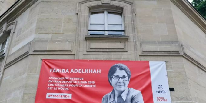 Banner zur Freilassung der Forscherin Fariba Adelkhah in Paris Banner zur Freilassung der Forscherin Fariba Adelkhah in Paris