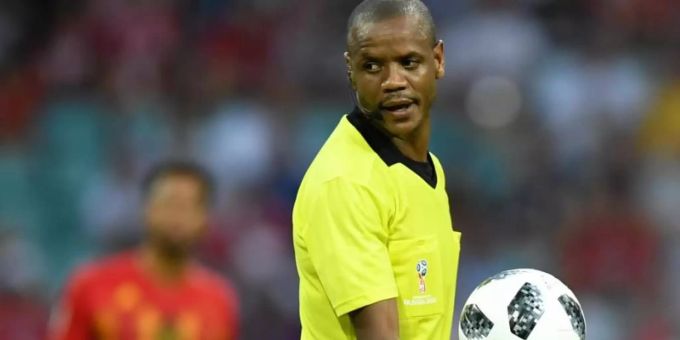 Zeigte beim Afrika-Cup ein beeinträchtigtes Zeitgefühl: Schiedsrichter Janny Sikazwe. Afrika-Cup
