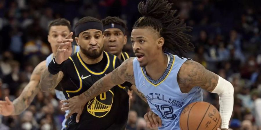 Ja Morant (r) setzte sich mit den Memphis Grizzlies gegen die Golden State Warriors durch. Foto: Brandon Dill/AP/dpa