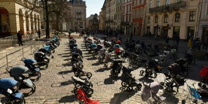 Lwiw - 109 leere Kinderwagen für die im Ukraine-Krieg getöteten Kinder