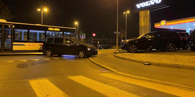 Auto prallt in Ausstellungsfahrzeug und rollt in Linienbus Auto prallt in Ausstellungsfahrzeug und rollt in Linienbus