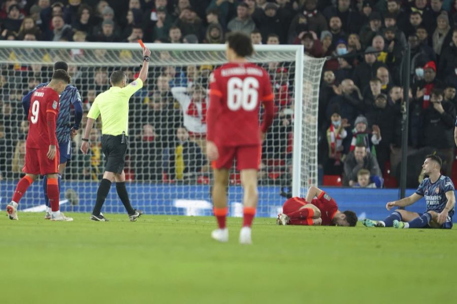 Der Schweizer kassiert seine bereits fünfte rote Karte im Arsenal-Trikot.