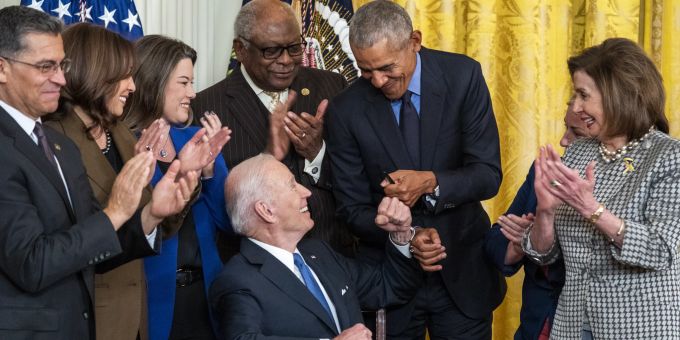 US-Präsident Joe Biden und der ehemalige Präsident Barack Obama geben am 5. April 2022 sich die Faust. Joe Biden Barack Obama