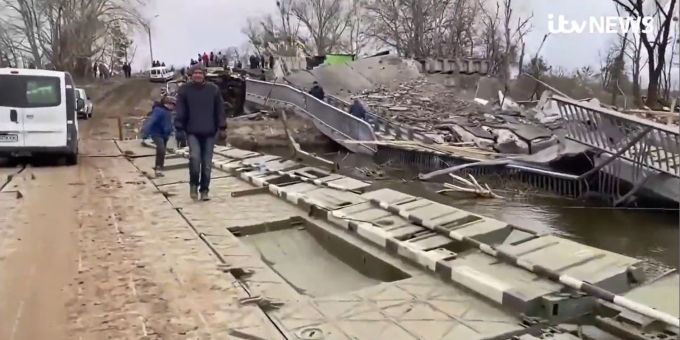 Ingenieure der ukrainischen Armee haben zum Erreichen der Kiewer Vorstadt Iwankiw eine Ponton-Brücke gebaut. Ukraine-Krieg