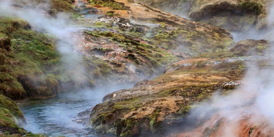 Der Fluss liegt im Tal Reykjadalur und hat eine angenehme Badetemperatur.