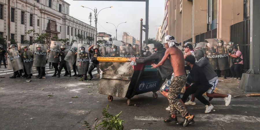 Demonstranten stossen mit der Polizei auf einer Strasse in Lima zusammen.