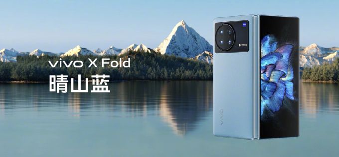 Das Vivo X Fold in Blau. Vivo X Fold