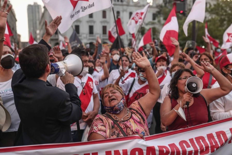 Menschen demonstrieren gestern Samstag gegen Pedro Castillo in Lima.