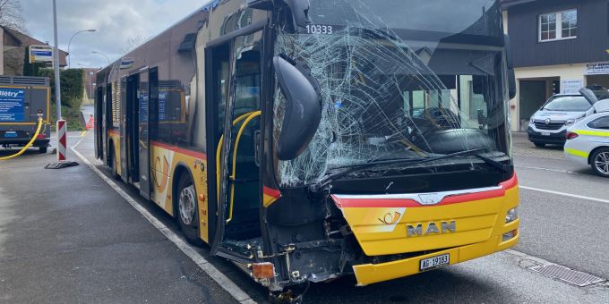 Bus kollidiert mit Gartenmauer.
