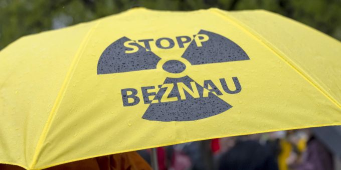 Rund 100 Demonstranten nahmen an einer Kundgebung gegen neue Atomkraftwerke in Basel teil. DEMONSTRATION,