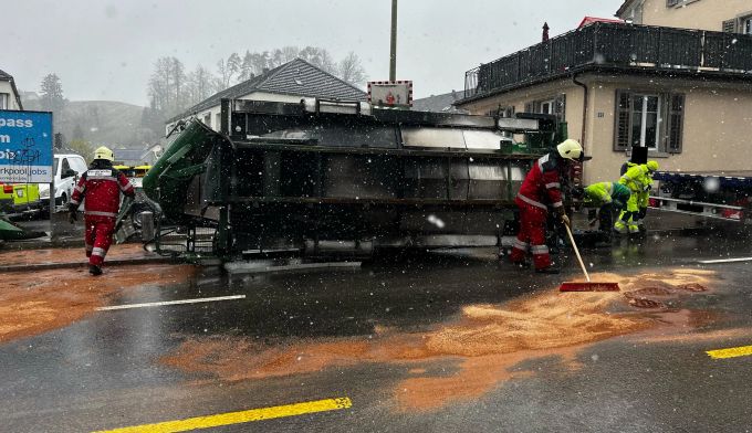 Die Feuerwehr Rüti beim Bindes des Hydrauliköls. Feuerwehr Rüti