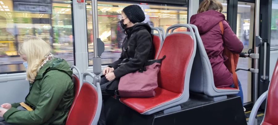 Auch wenn der Bus nicht überfüllt ist, wird häufig eine Maske getragen.