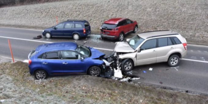 Bei dem Unfall wurden vier Personen verletzt. Unfall Freiburg