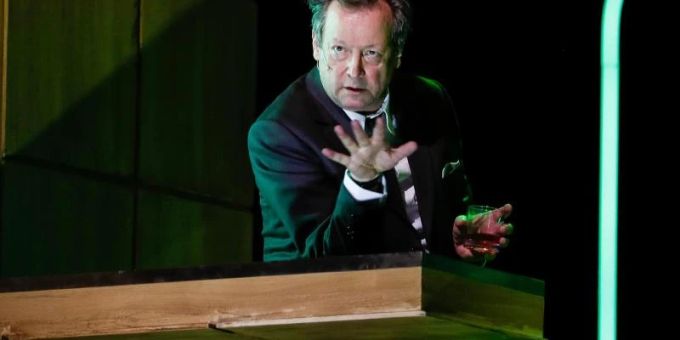 Matthias Brandt brilliert in «Mein Name sei Gantenbein». Foto: Gerald Matzka/dpa Matthias Brandt brilliert in «Mein Name sei Gantenbein». Foto: Gerald Matzka/dpa
