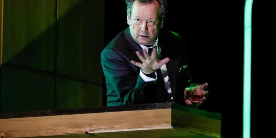 Matthias Brandt brilliert in «Mein Name sei Gantenbein». Foto: Gerald Matzka/dpa
