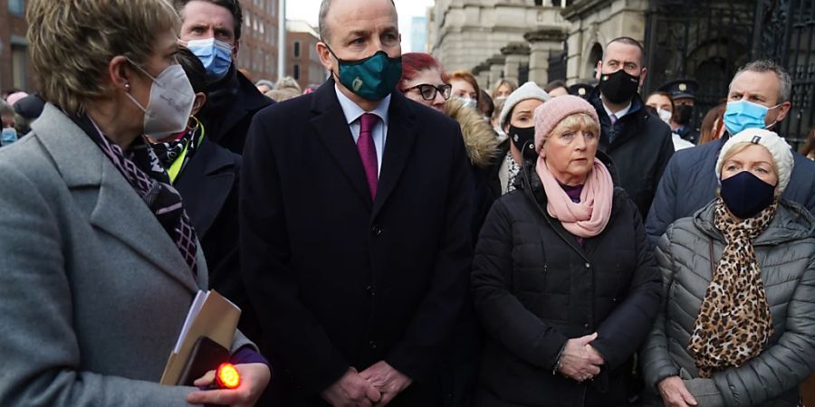 Premierminister Micheal Martin nimmt gemeinsam mit Ivana Bacik (l), Politikerin der Labour Party aus Irland, in Dublin an einer Mahnwache für eine ermordete Frau teil, die beim Joggen entlang des Grand Canal in Tullamore getötet wurde. Foto: Brian Lawless/PA Wire/dpa