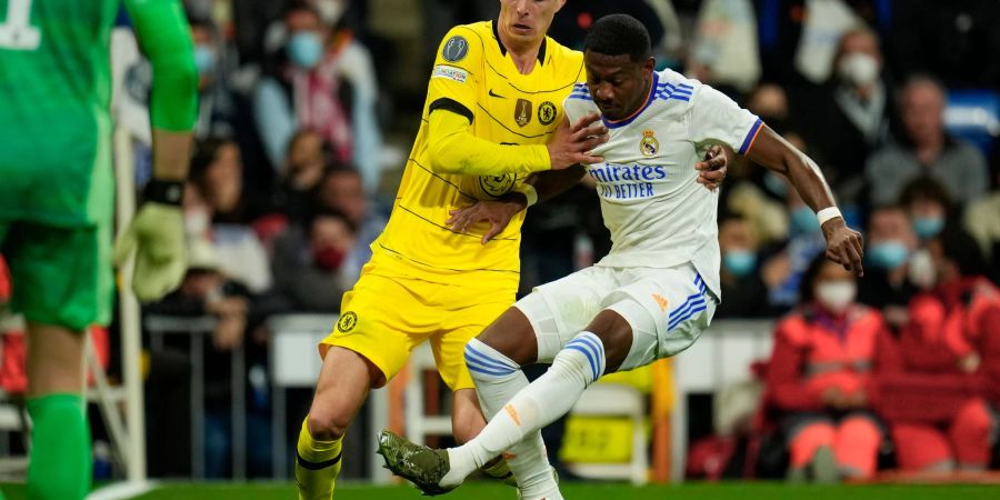 Kai Havertz (l) vom FC Chelsea und Real Madrids David Alaba kämpfen um den Ball.