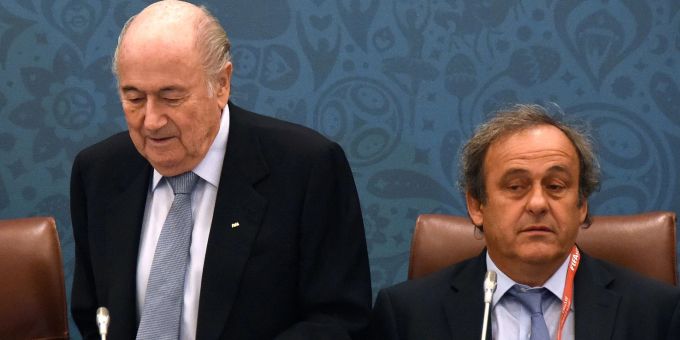 Joseph Blatter (l) und Michel Platini müssen in der Schweiz wegen Betrugs vor Gericht. blatter platini