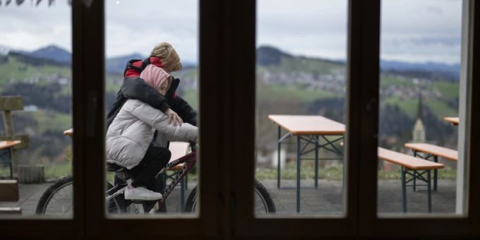 Aus der Ukraine geflüchtete Pflegekinder spielen mit einem Velo in Rehetobel AR. (Archivbild) ukraine