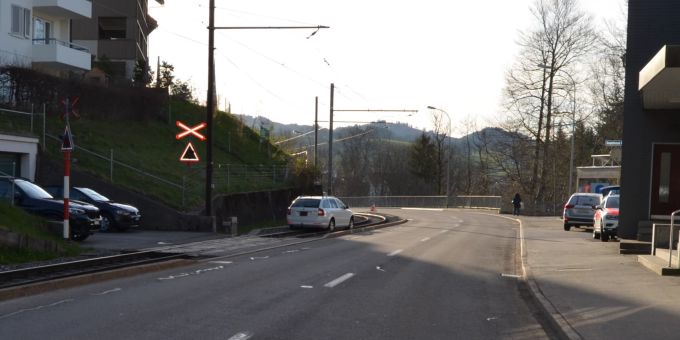 Selbstunfall mit Auto auf der Gegenfahrbahn.