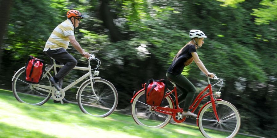 Zum Themendienst-Bericht vom 13. April 2022: Fahrradfahren wird immer beliebter - das gilt offenbar auch für Fahrradhelme.