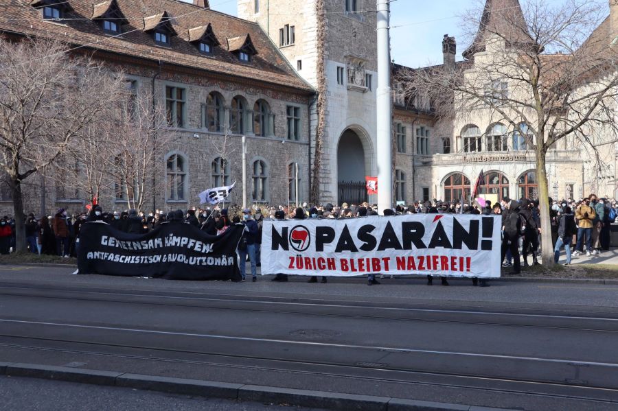 Die Gegendemonstranten versammelten sich um 14 Uhr beim Landesmuseum - von den Skeptikern ist nicht viel zu sehen.