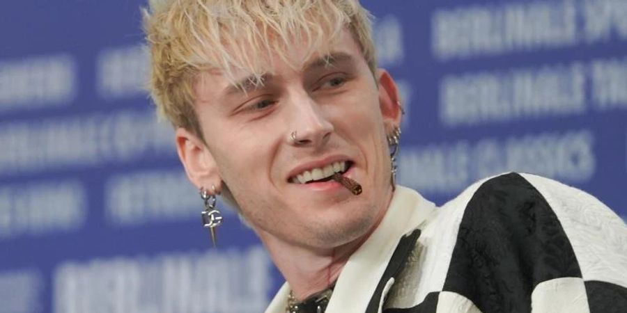 Der Schauspieler und Produzent Colson Baker aka Machine Gun Kelly spielt im Film «Taurus» einen Rapper. Foto: Joerg Carstensen/dpa