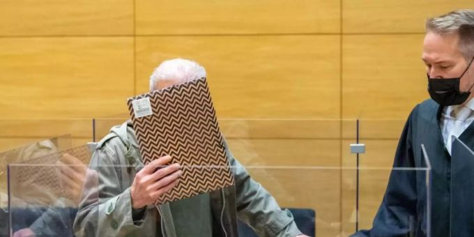 Der Angeklagte beim Prozessauftakt im Gerichtssaal am Landgericht Bielefeld neben seinem Rechtsanwalt. Foto: Lino Mirgeler/dpa Der Angeklagte beim Prozessauftakt im Gerichtssaal am Landgericht Bielefeld neben seinem Rechtsanwalt. Foto: Lino Mirgeler/dpa