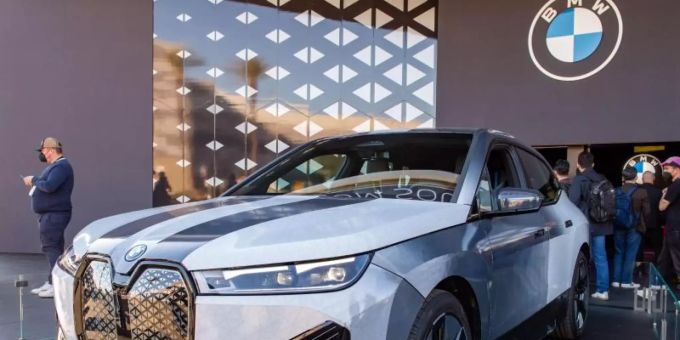 Der BMW iX Flow steht wechselt die Farbe zwischen Weiss und Dunkelgrau. Foto: Andrej Sokolow/dpa Der BMW iX Flow steht wechselt die Farbe zwischen Weiss und Dunkelgrau. Foto: Andrej Sokolow/dpa