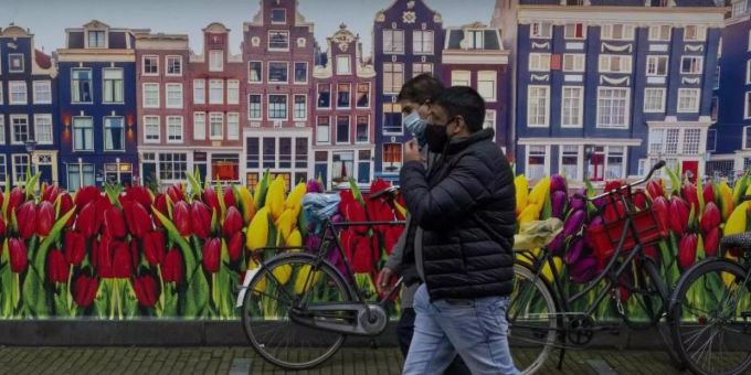 Noch nie zuvor war in den Niederlanden an einem Tag die Marke von 25.000 überschritten worden. Foto: Peter Dejong/AP/dpa Noch nie zuvor war in den Niederlanden an einem Tag die Marke von 25.000 überschritten worden. Foto: Peter Dejong/AP/dpa