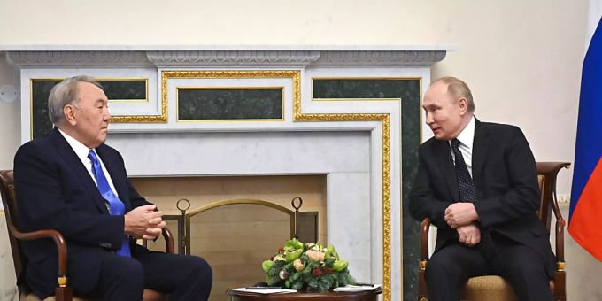 Wladimir Putin (r), Präsident von Russland, spricht mit Nursultan Nasarbajew, ehemaliger Präsident von Kasachstan, im Konstantin-Palast in Strelna. (Archivbild) Foto: Yevgeny Biyatov/Pool Sputnik Kremlin/AP/dpa Wladimir Putin (r), Präsident von Russland, spricht mit Nursultan Nasarbajew, ehemaliger Präsident von Kasachstan, im Konstantin-Palast in Strelna. (Archivbild) Foto: Yevgeny Biyatov/Pool Sputnik Kremlin/AP/dpa