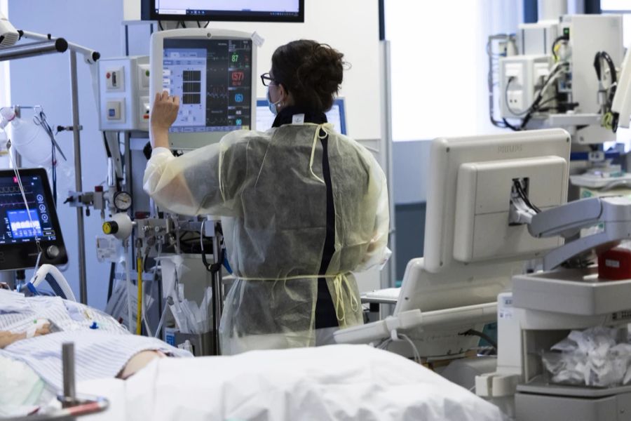 Am häufigsten erlitten die Corona-Patienten vor dem Tod Schäden an den Lungenbläschen oder Organversagen.