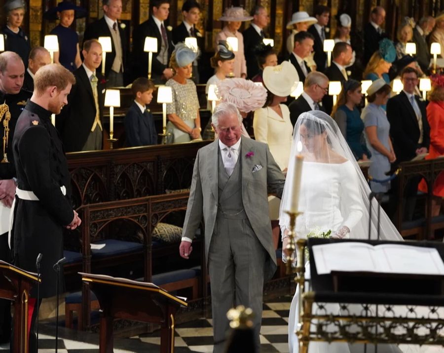 Charles führte seine Schwiegertochter Meghan Markle 2018 vor den Altar.