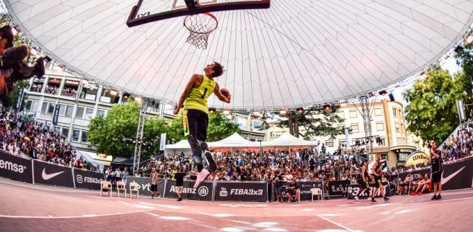 Die 3x3 Spiele bestehen aus einem Korb und einem Halbfeld. Das Spiel endet nach 21 Punkten, oder nach 10 Minuten, wenn die 21 Punkte nicht erreicht werden konnten. Basketballspieler und Korb