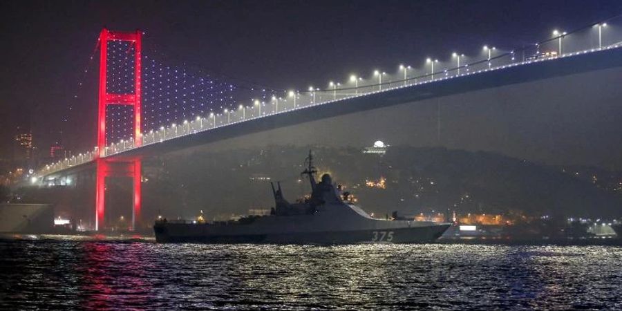 Ein Patrouillenboot der Bykow-Klasse der russischen Marine durchquert den Bosporus auf dem Weg zur russischen Flotte im Schwarzen Meer. Foto: Emrah Gurel/AP/dpa/Archivbild