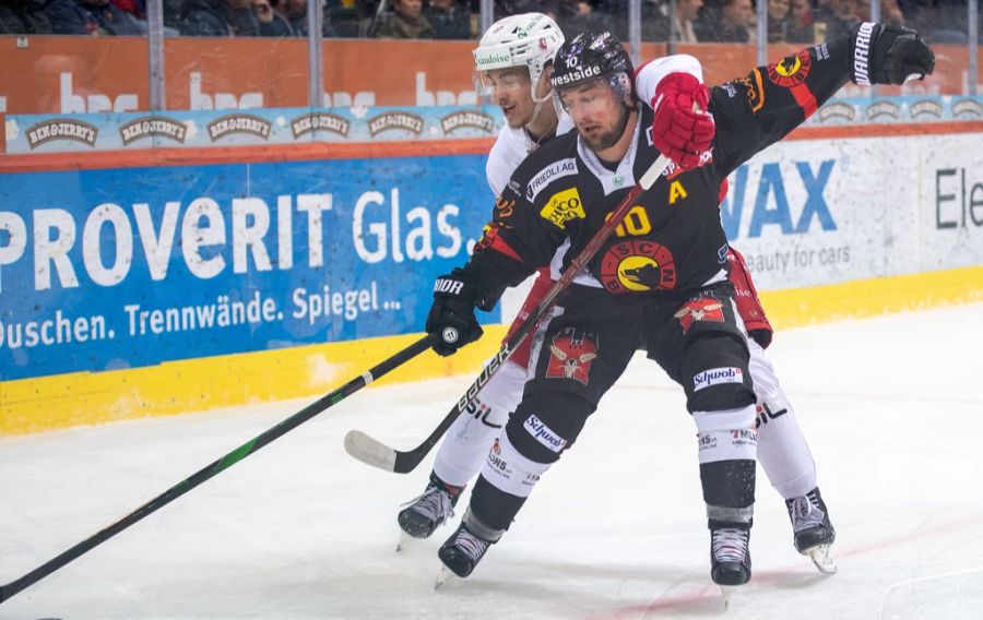 Der SCB, hier Tristan Scherwey, versucht gegen Lausanne alles, verliert am Ende aber und verpasst die Pre-Playoffs.