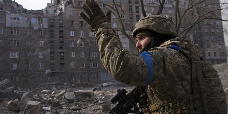 Die Hilferufe aus der ukrainischen Hafenstadt Mariupol - Heimat von mehr als 400 000 Menschen - werden dramatischer. Erneut wird ein Versuch gestartet einen Hilfskonvoi in die Stadt zu bringen. Foto: Mstyslav Chernov/AP/dpa