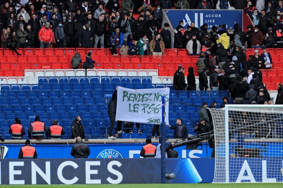 «Gebt uns PSG zurück», schreiben die Fans bei einem Spiel im März.