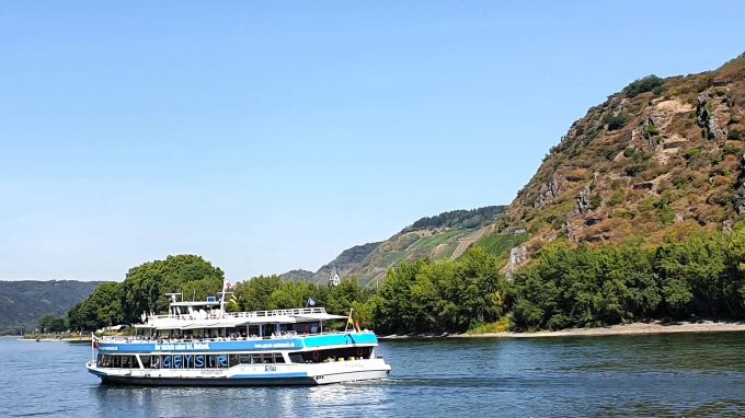 Bringt die Gäste zum Geysir: eine Fähre auf dem Rhein. Fähre Fluss Geysir Ufer Weinberge