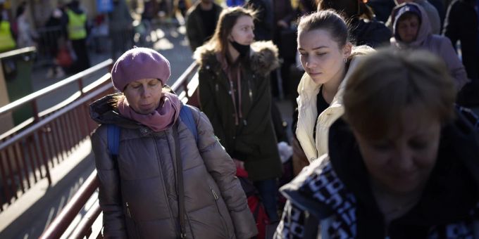 Frauen warten in Polen auf den nächsten Zug nach Lwiw. Trotz Ukraine-Kriegs kehren sie zurück. Ukraine Krieg