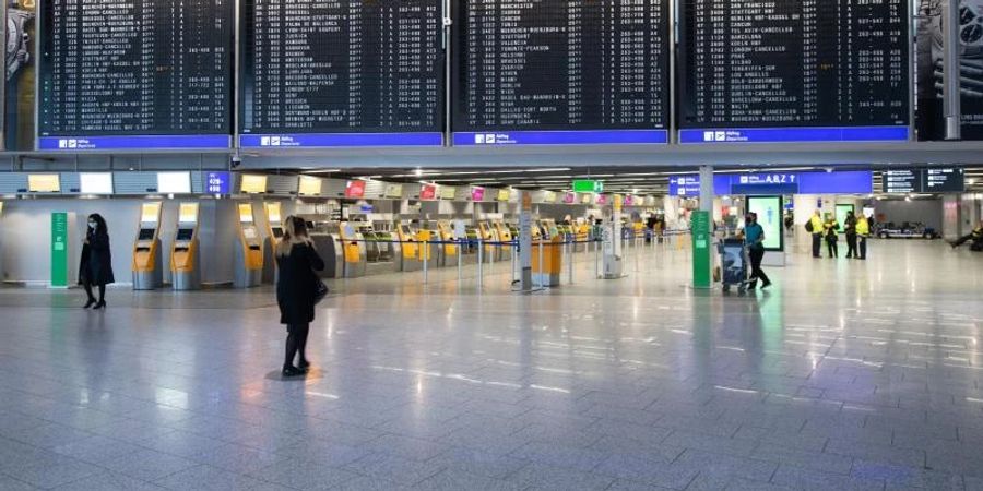 Nur wenige Passagiere gehen durch das Terminal 1 des Flughafens Frankfurt. Foto: Boris Roessler/dpa