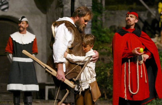 Wilhelm Tell umarmt seinen Sohn Walterli während einer Aufführung der traditionsreichen Tell-Freilichtspiele in Interlaken. 1. August Wilhelm Tell