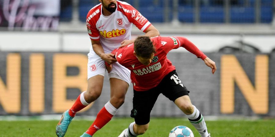 Hannovers Dominik Kaiser (r) und der Regensburger Sarpreet Singh im Zweikampf.