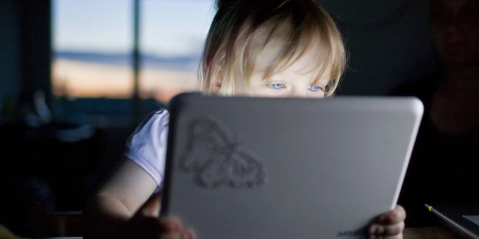Die geforderte Strategie soll insbesondere den Schutz von Kindern und Jugendlichen berücksichtigen. (Symbolbild) Kinder Internet